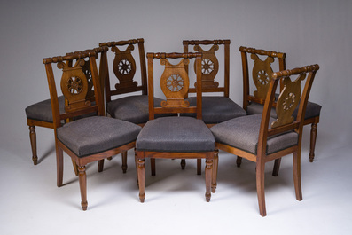 Table ovale en bois d'acajou avec quatorze chaises assorties &agrave; pieds en balustre et sabre, France, premi&egrave;re moiti&eacute; du 19&egrave;me si&egrave;cle