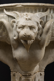 Imposant bassin en marbre blanc de Carrare avec trois lions ail&eacute;s, Italie, 18&egrave;me si&egrave;cle