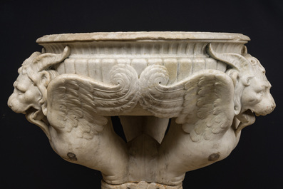 Imposant bassin en marbre blanc de Carrare avec trois lions ail&eacute;s, Italie, 18&egrave;me si&egrave;cle