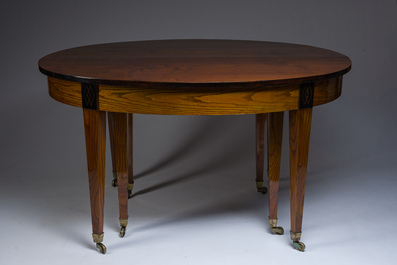 Table ovale en bois d'acajou avec quatorze chaises assorties &agrave; pieds en balustre et sabre, France, premi&egrave;re moiti&eacute; du 19&egrave;me si&egrave;cle
