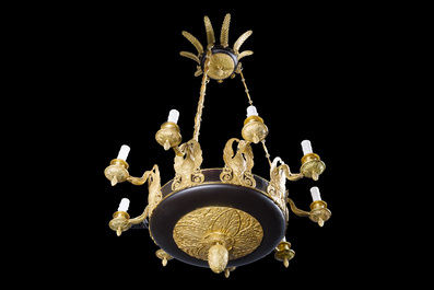 Lustre Empire &agrave; neuf lumi&egrave;res en bronze dor&eacute; et patin&eacute; &agrave; d&eacute;cor de cygnes et de palmettes, France, d&eacute;but du 19&egrave;me si&egrave;cle