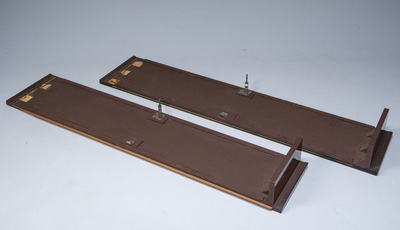 Table ovale en bois d'acajou avec quatorze chaises assorties &agrave; pieds en balustre et sabre, France, premi&egrave;re moiti&eacute; du 19&egrave;me si&egrave;cle