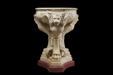 Imposant bassin en marbre blanc de Carrare avec trois lions ail&eacute;s, Italie, 18&egrave;me si&egrave;cle