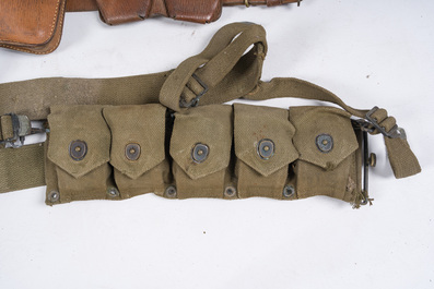 Collection vari&eacute;e d'&eacute;quipements militaires, principalement des ceintures et des masques &agrave; gaz, 20&egrave;me si&egrave;cle