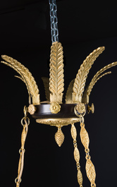 Lustre Empire &agrave; neuf lumi&egrave;res en bronze dor&eacute; et patin&eacute; &agrave; d&eacute;cor de cygnes et de palmettes, France, d&eacute;but du 19&egrave;me si&egrave;cle