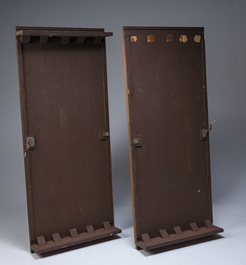 Table ovale en bois d'acajou avec quatorze chaises assorties &agrave; pieds en balustre et sabre, France, premi&egrave;re moiti&eacute; du 19&egrave;me si&egrave;cle