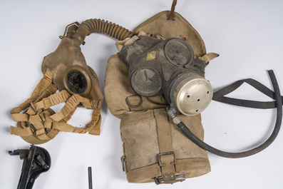 Collection vari&eacute;e d'&eacute;quipements militaires, principalement des ceintures et des masques &agrave; gaz, 20&egrave;me si&egrave;cle