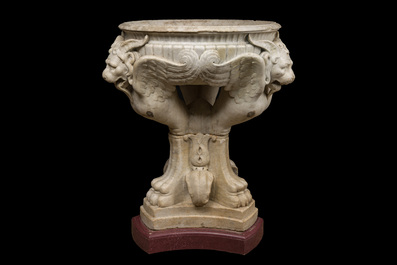 Imposant bassin en marbre blanc de Carrare avec trois lions ail&eacute;s, Italie, 18&egrave;me si&egrave;cle