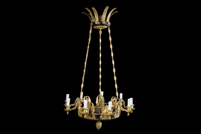Lustre Empire &agrave; neuf lumi&egrave;res en bronze dor&eacute; et patin&eacute; &agrave; d&eacute;cor de cygnes et de palmettes, France, d&eacute;but du 19&egrave;me si&egrave;cle
