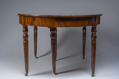 Table ovale en bois d'acajou avec six chaises assorties &agrave; pieds en sabre, France, premi&egrave;re moiti&eacute; du 19&egrave;me si&egrave;cle