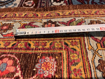 An important Persian Isfahan rug with floral design, wool on cotton, early 20th C.