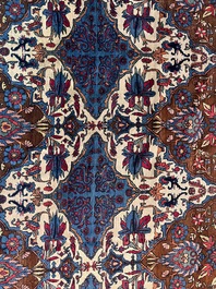 An important Persian Isfahan rug with floral design, wool on cotton, early 20th C.