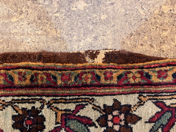 An important Persian Isfahan rug with floral design, wool on cotton, early 20th C.