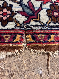 An important Persian Isfahan rug with floral design, wool on cotton, early 20th C.