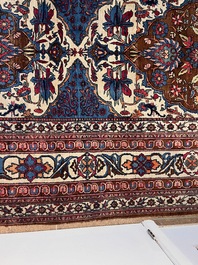 An important Persian Isfahan rug with floral design, wool on cotton, early 20th C.