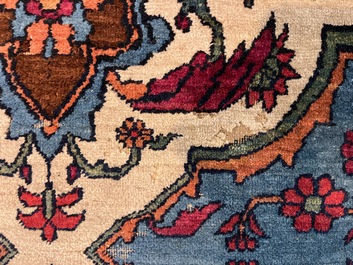 An important Persian Isfahan rug with floral design, wool on cotton, early 20th C.