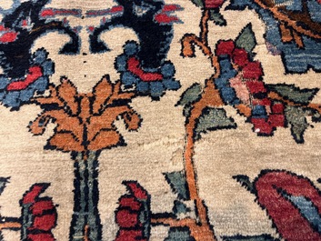 An important Persian Isfahan rug with floral design, wool on cotton, early 20th C.