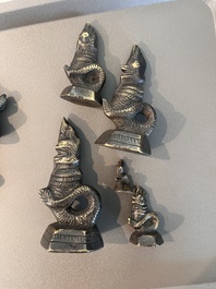 Dix poids &agrave; opium en bronze couronn&eacute;s de Naga et Hinta, Birmanie, 19&egrave;me/20&egrave;me si&egrave;cle