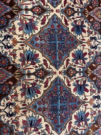 An important Persian Isfahan rug with floral design, wool on cotton, early 20th C.