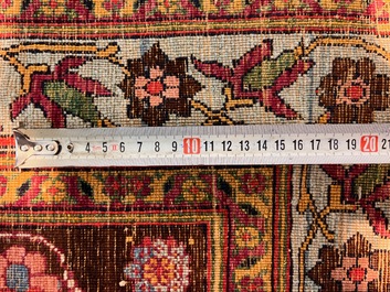 An important Persian Isfahan rug with floral design, wool on cotton, early 20th C.