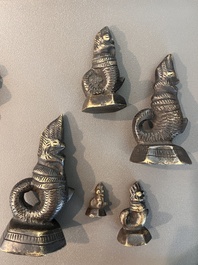 Dix poids &agrave; opium en bronze couronn&eacute;s de Naga et Hinta, Birmanie, 19&egrave;me/20&egrave;me si&egrave;cle