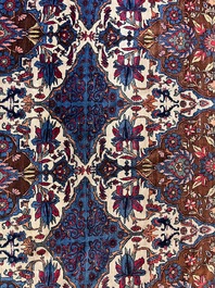 An important Persian Isfahan rug with floral design, wool on cotton, early 20th C.