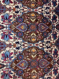 An important Persian Isfahan rug with floral design, wool on cotton, early 20th C.