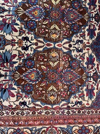 An important Persian Isfahan rug with floral design, wool on cotton, early 20th C.