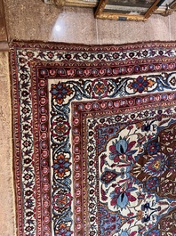 An important Persian Isfahan rug with floral design, wool on cotton, early 20th C.