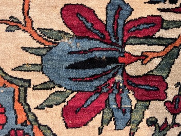 An important Persian Isfahan rug with floral design, wool on cotton, early 20th C.