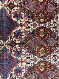 An important Persian Isfahan rug with floral design, wool on cotton, early 20th C.