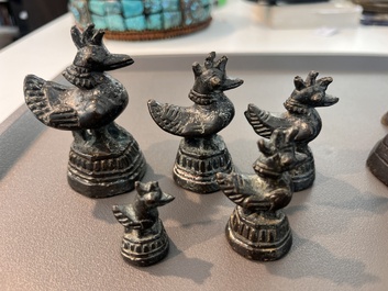 Dix poids &agrave; opium en bronze couronn&eacute;s de Naga et Hinta, Birmanie, 19&egrave;me/20&egrave;me si&egrave;cle