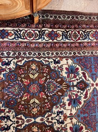 An important Persian Isfahan rug with floral design, wool on cotton, early 20th C.