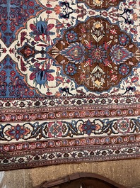 An important Persian Isfahan rug with floral design, wool on cotton, early 20th C.