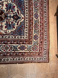 An important Persian Isfahan rug with floral design, wool on cotton, early 20th C.