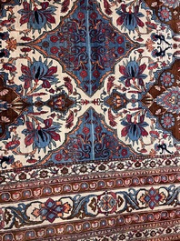 An important Persian Isfahan rug with floral design, wool on cotton, early 20th C.