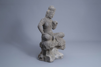 Een Chinese stenen figuur van Boeddha op een rots, Qing