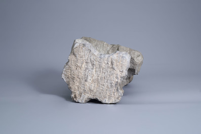 Een Chinese stenen figuur van Boeddha op een rots, Qing