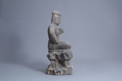 Een Chinese stenen figuur van Boeddha op een rots, Qing