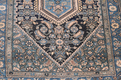 A Persian Hamadan rug with floral design, wool on cotton, 20th C.