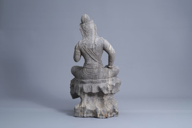 Een Chinese stenen figuur van Boeddha op een rots, Qing