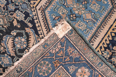 A Persian Hamadan rug with floral design, wool on cotton, 20th C.