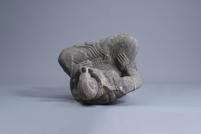 Een Chinese stenen figuur van Boeddha op een rots, Qing