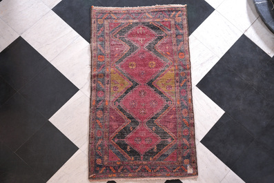 A Persian Hamadan or Kurdu rug with geometric design, wool on cotton, 20th C.
