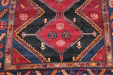 A Persian Hamadan or Kurdu rug with geometric design, wool on cotton, 20th C.