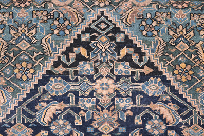 A Persian Hamadan rug with floral design, wool on cotton, 20th C.