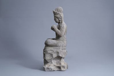 Een Chinese stenen figuur van Boeddha op een rots, Qing