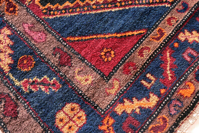 A Persian Hamadan or Kurdu rug with geometric design, wool on cotton, 20th C.