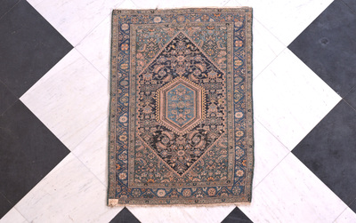 A Persian Hamadan rug with floral design, wool on cotton, 20th C.