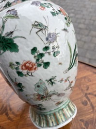 Vase en porcelaine de Chine famille verte &agrave; d&eacute;cor d'oiseaux et d'insects parmi des branches fleuries, marque de Kangxi, 19&egrave;me si&egrave;cle